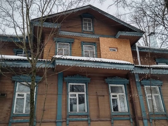 Житель Тверской области изуродовал старинный дом туалетным окном