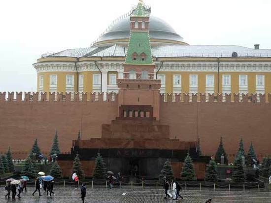 Мужчина облил Мавзолей оливковым маслом с криками «вставай» Мужчина облил Мавзолей оливковым маслом с криками «вставай»