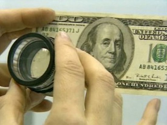 Житель Чувашии нашел поддельные тысячу долларов и попытался их обменять