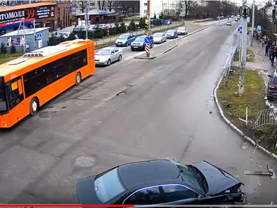 В Калининграде вылетевший на тротуар внедорожник едва не сбил пешеходов