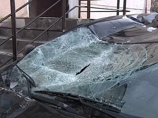 В Ярославле упавшая с крыши льдина разбила два автомобиля