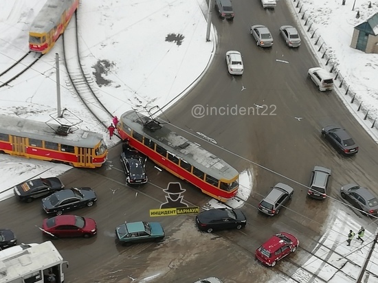 ДТП заблокировали движение барнаульских трамваев в двух местах