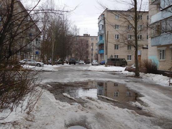 Молодая девушка выпала из окна пятого этажа в Тверской области