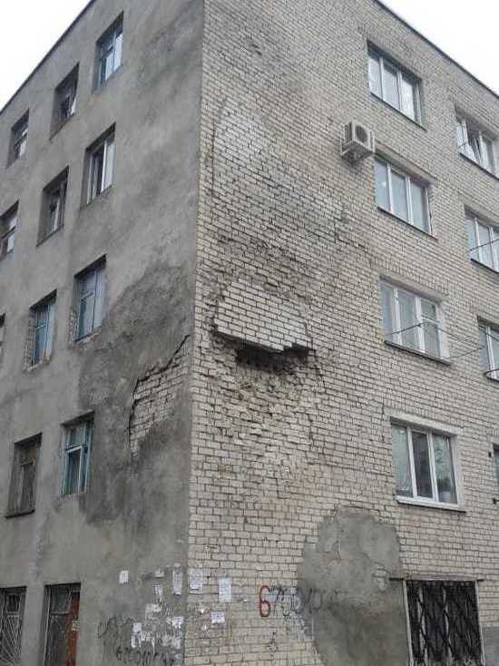 В Ставрополе обрушилась часть стены общежития