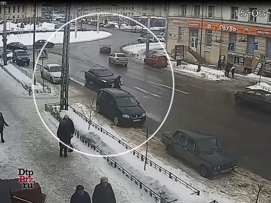 В Петрозаводске на пешеходном переходе водитель проигнорировал человека и сбил его