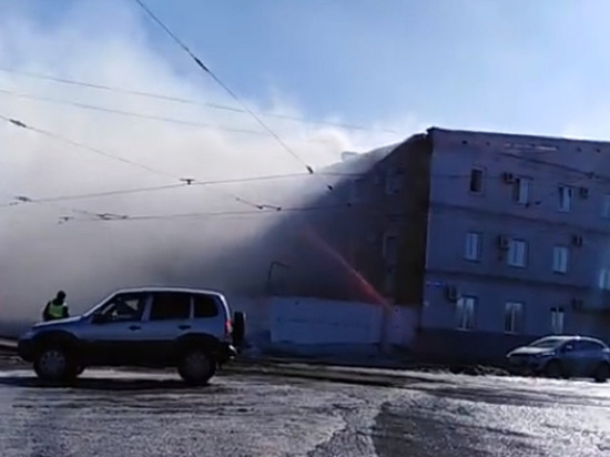 В Кемерове горела кровля на производственном здании