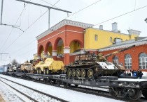 Эшелон из 18 вагонов, в которых содержатся больше 500 единиц трофейной техники и оружия из Сирии, остановился на железнодорожном вокзале Новокузнецка