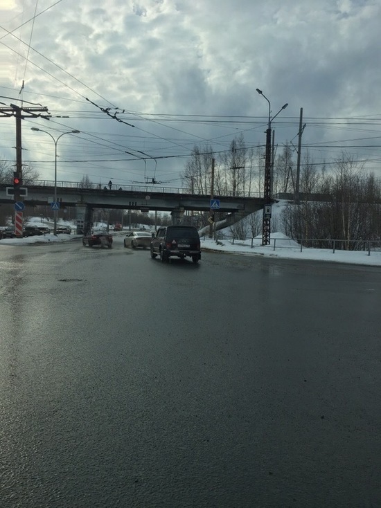 Горожанин запечатлел ребёнка-запецера на железнодорожном мосту в Петрозаводске