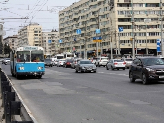 В Волгограде после зимы моют остановки и убирают мусор на дорогах