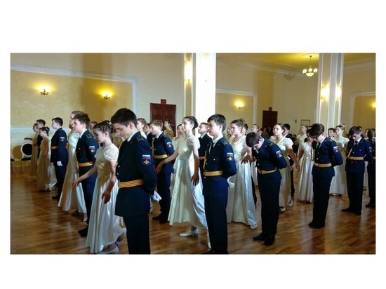 В Серпухове кадеты закружились в вальсе с элегантными дамами