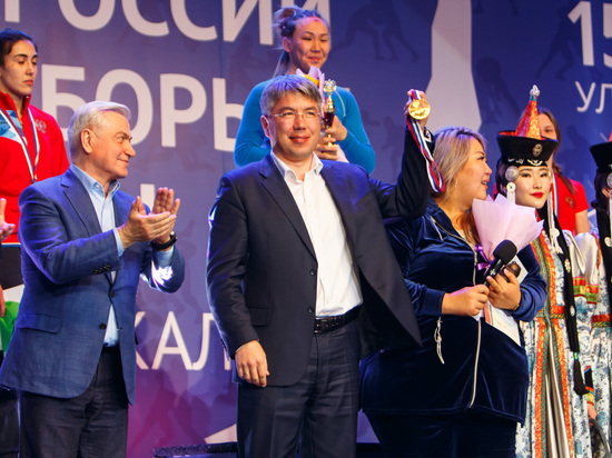 Борица Нина Менкенова подарила золотую медаль Чемпионата главе Бурятии