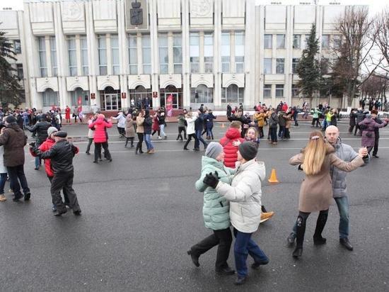В «Севастопольском вальсе» станцевали 200 ярославцев
