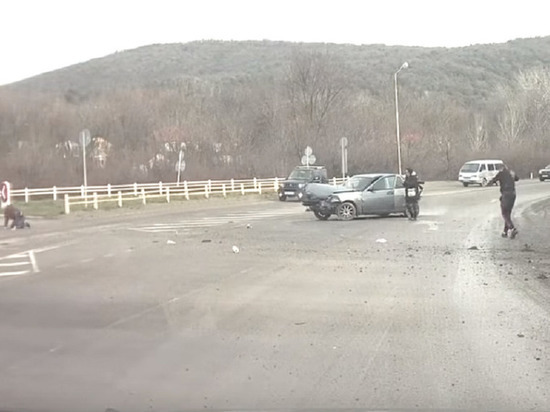 Близ Сочи водитель и пассажир в ДТП вылетели из салона машины на дорогу