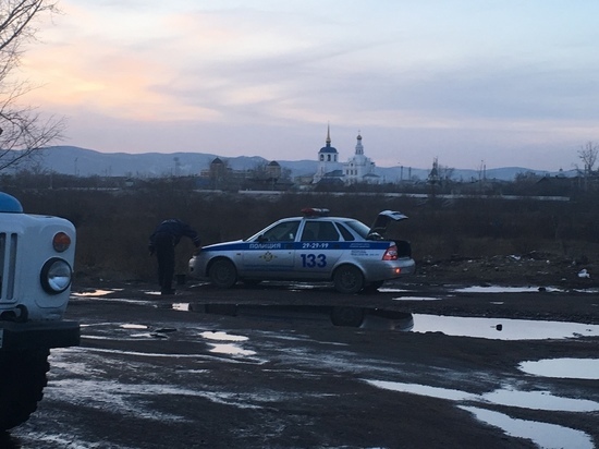 Фото дня: В Улан-Удэ полицейские помыли машину у реки