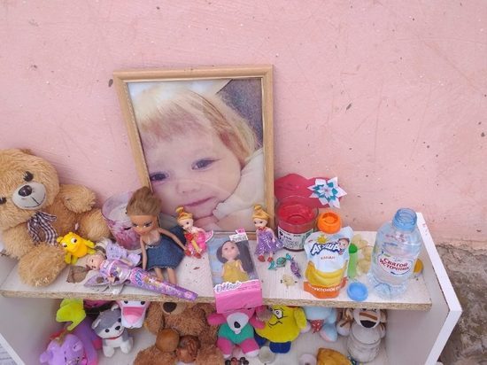 Неравнодушные горожане приносят еду и игрушки к дому погибшей в Кирове трехлетней девочки