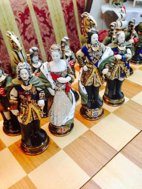 Жительница Новосибирска продает «царские» шахматы с золотом