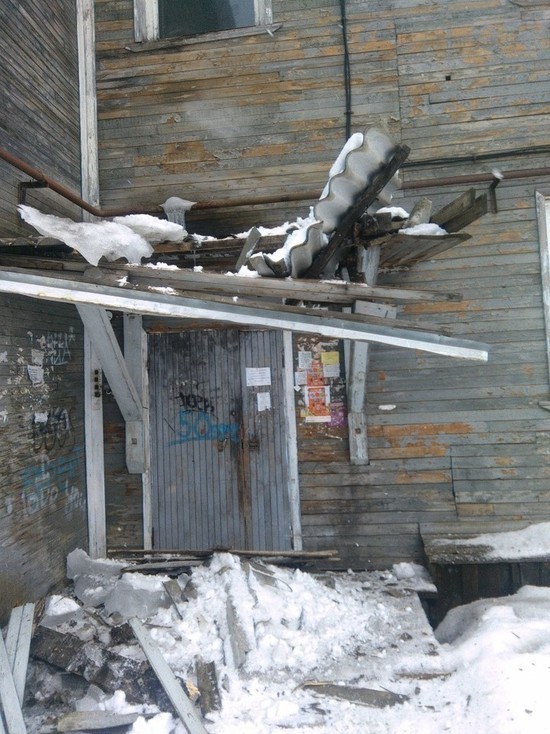 Глыба снега снесла козырёк жилого дома в центре Архангельска