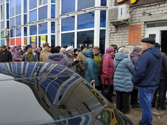 Воронежцы удивляются огромной очереди перед офисом местной УК