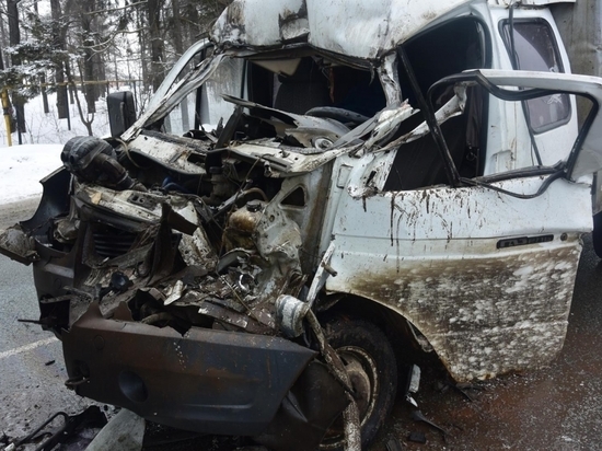 Водителя ГАЗели зажало в кабине после аварии на М7 в Чувашии
