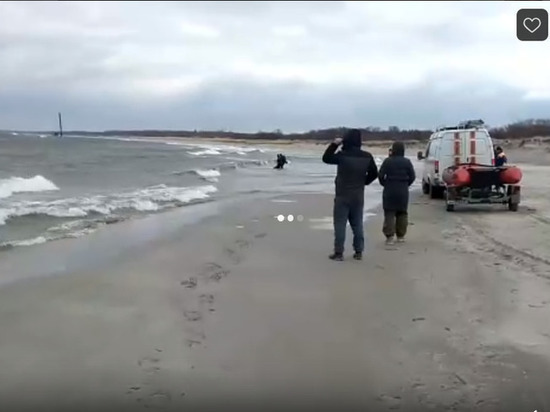 Очевидцы: В Балтийске в море из лодки выпал человек и утонул