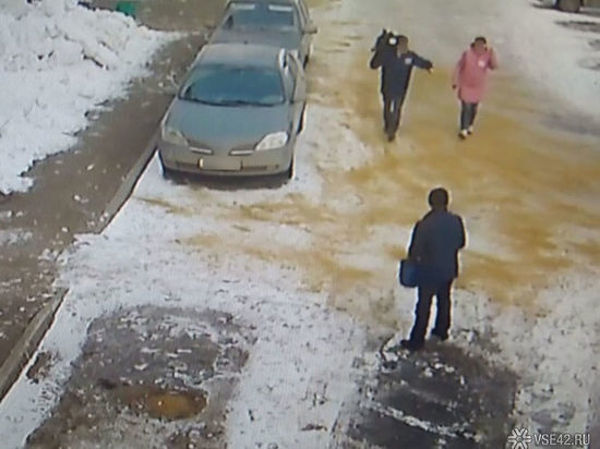 Кемеровчанку возмутила постановочная уборка снега коммунальщиками