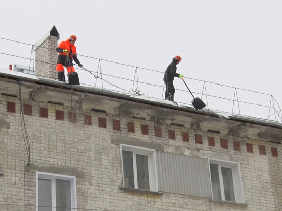 Всем муниципальным УК в Кирове предписали чистить крыши целиком