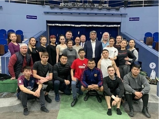 Глава Бурятии встретился с артистами бурятского цирка во Владивостоке