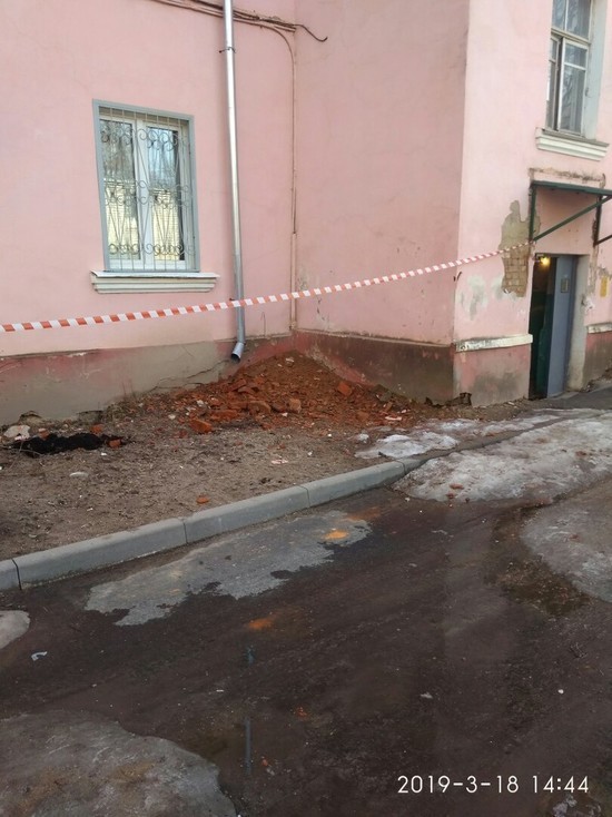 В Тверской области обрушилась стена кирпичного жилого дома