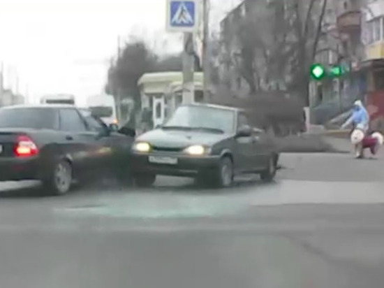 Столкнувшиеся автомобили едва не влетели в пешехода на улице Калинина в Туле