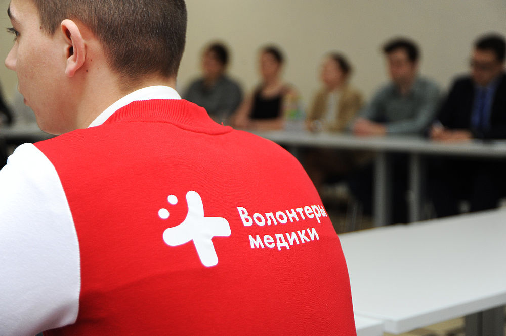 Щеголев пообщался со смоленскими "Волонтерами-медиками"
