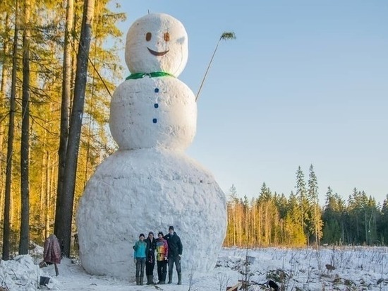 В Тверской области разрушили гигантского снеговика
