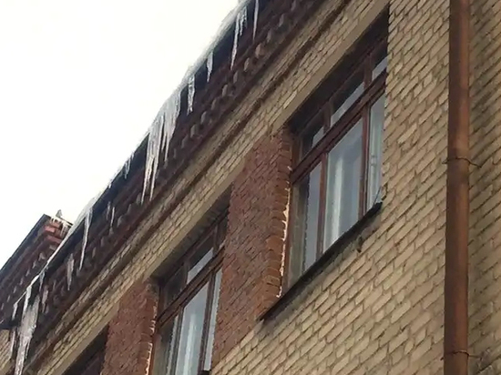 В Екатеринбурге дворник пострадала от падения снега со льдом