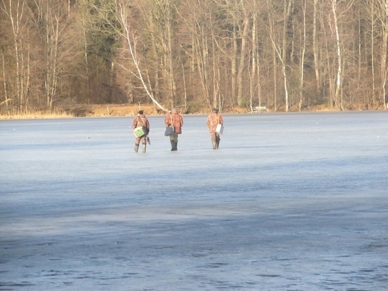Десятилетние мальчики провались под лед в Людиново