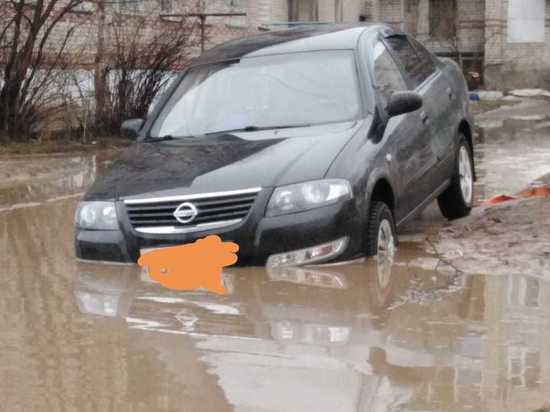 В Гагарине во дворе дома машина уходит под воду