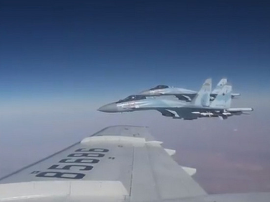 Самолет Шойгу в небе над Сирией сопровождали Су-35С