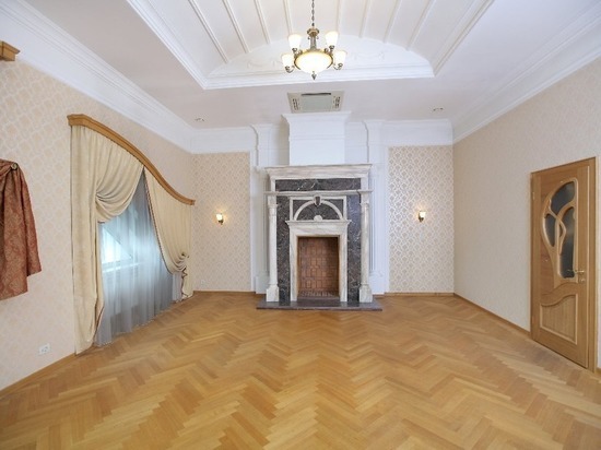 В центре Красноярска за 57 млн рублей продают квартиру с камином и кинотеатром