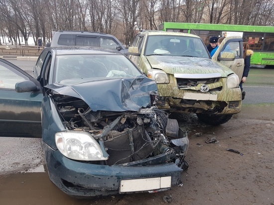 Лобовое столкновение автомобилей в Пролетарском районе Твери попало на камеры