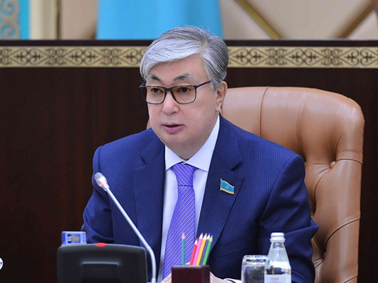 Токаев сделал Назарбаева «Народным героем»