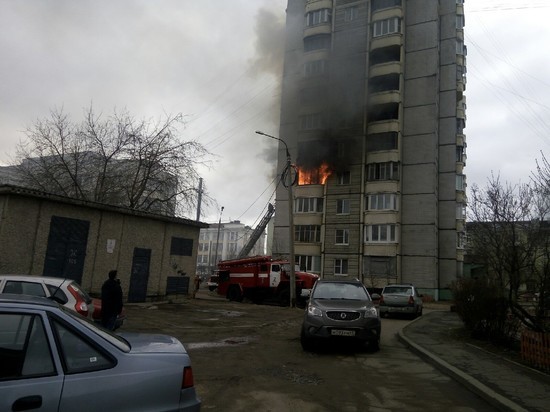 Пожарные спасли бабушку из горящей в Твери квартиры