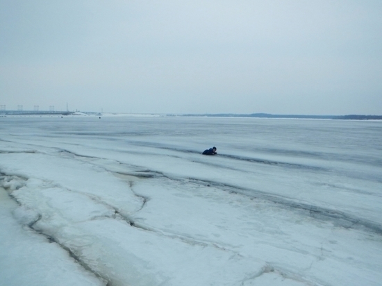 В Новочебоксарске спасли провалившегося под лед 12-летнего школьника