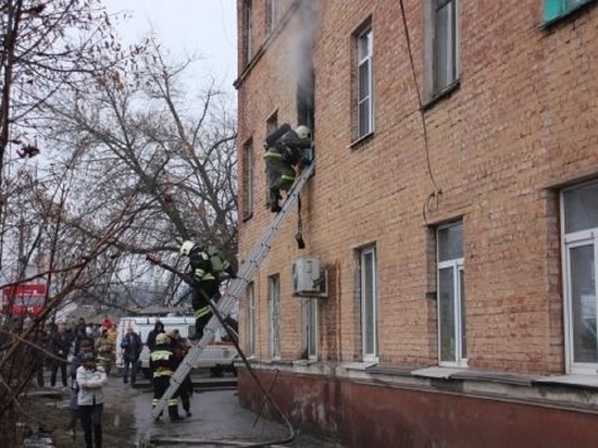 В Курске из горящего дома эвакуировали 20 человек
