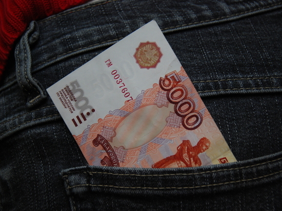 В Волгограде ищут мужчину, который забрал из банкомата чужие деньги