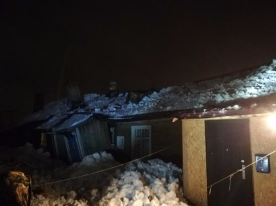 В Котласе под тяжестью снега проломилась крыша дома