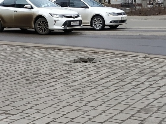 На проспекте Ленина в Туле провалилась часть тротуара