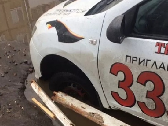 Сел пузом: в ярославском дворе такси провалилось в яму