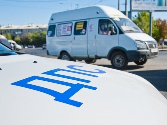 Проезжую часть в центре Волгограда заблокировали нелегальные маршрутки