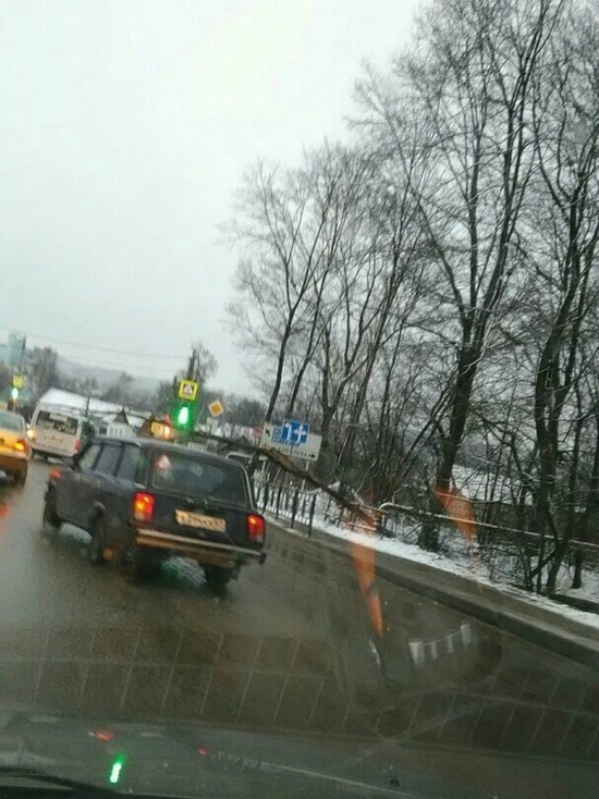 В Смоленске очередной мартовский снегопад озадачил водителей