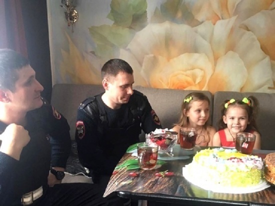 Астраханские полицейские навестили спасённую ими 4-летнюю девочку