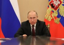 Пресс-секретарь президента России Дмитрий Песков сообщил в четверг, что в Кремле ознакомились со "сценариями" сохранения власти Владимиром Путиным после 2024 года
