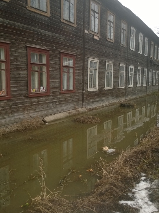 Многоквартирный дом погружается на дно в Тверской области